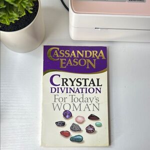 Crystal Divination Book by Cassandra Eason
